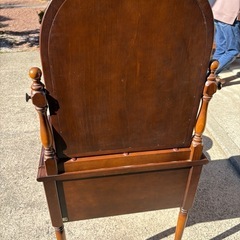 （飛騨家具）ドレッサーと椅子の画像