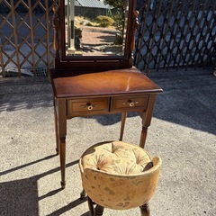 （飛騨家具）ドレッサーと椅子の画像