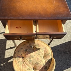 （飛騨家具）ドレッサーと椅子の画像