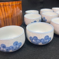 染付 花柄 茶碗27個セット 茶櫃 内蓋付 茶びつ 茶道具入れ 茶器 漆器 工芸の画像