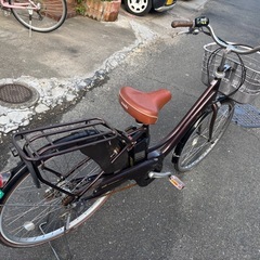 あさひサイクルブランド ブラウンの電動アシスト自転車、前カゴ付き、充電器付き。在庫処分 の画像