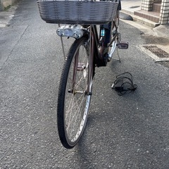 あさひサイクルブランド ブラウンの電動アシスト自転車、前カゴ付き、充電器付き。在庫処分 の画像