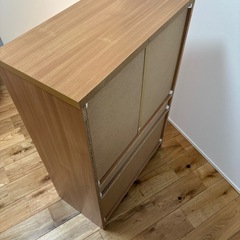 コンパクト食器棚（ガラス引き戸＆引き出し付き）の画像