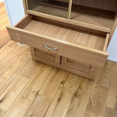 コンパクト食器棚（ガラス引き戸＆引き出し付き）の画像