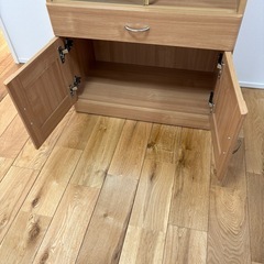 コンパクト食器棚（ガラス引き戸＆引き出し付き）の画像