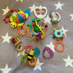 ベビー服とおもちゃおまとめセット
の画像