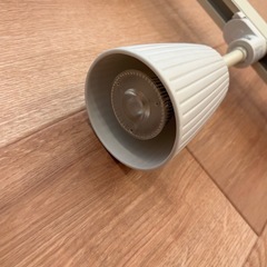 コイズミ（KOIZUMI）製の シーリングスポットライト 6灯タイプ（ホワイト）の画像