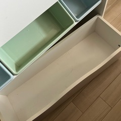 子供用、玩具箱、本棚の画像