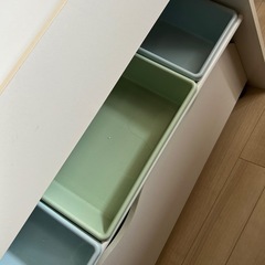 子供用、玩具箱、本棚の画像