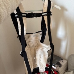 エルゴベビー　抱っこ紐　ブラック&ベージュ　カラーブロック　の画像