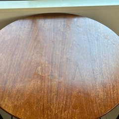 カウンターテーブルとハイ椅子3脚の画像