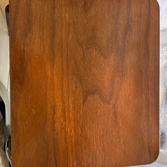 カウンターテーブルとハイ椅子3脚の画像