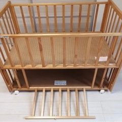 木製のベビーベッド、キャスター付きで移動が簡単。折りたたみ可能。 の画像