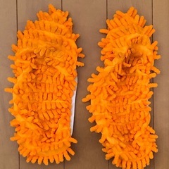 オレンジ色のモップスリッパ(ルームシューズ)の画像