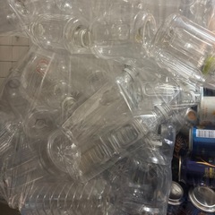 ペットボトル45L２袋とアルミ缶１袋無いくらいの画像