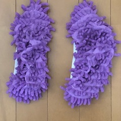 紫色のモップスリッパ(ルームシューズ)の画像