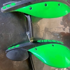 オフロードバイク　ナックルガード緑の画像