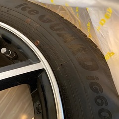 ほぼ新品スタッドレスタイヤ4本セット　ホイール付きの画像