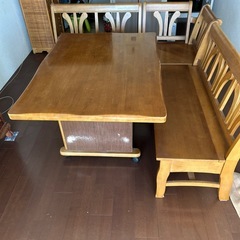 ダイニングテーブルの画像