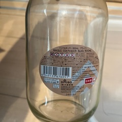 ニトリの耐熱皿 、ダイソー瓶の画像