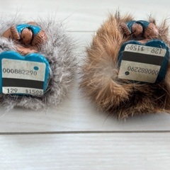 兎毛リアルファー付きの木製お人形キーホルダー２個セットの画像