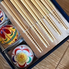 ⭕️新品箱入り★箸と箸置き５点セットの画像