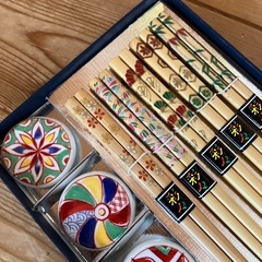 ⭕️新品箱入り★箸と箸置き５点セットの画像