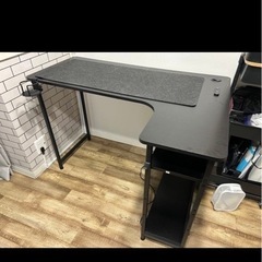 ゲーミングデスクの画像