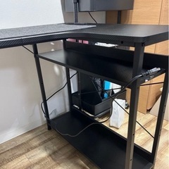 ゲーミングデスクの画像