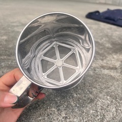 粉を片手で振るうやつの画像