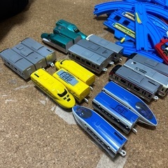 男の子おもちゃ　プラレール　本体やレール、付属品など計100点以上の画像