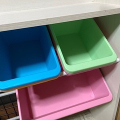 おもちゃ収納棚の画像