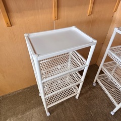 キャスター付きプラスチックラック2台の画像