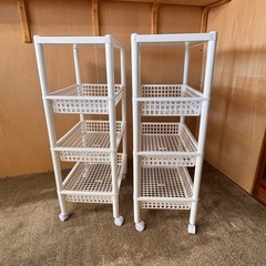キャスター付きプラスチックラック2台の画像