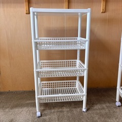 キャスター付きプラスチックラック2台の画像