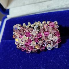 愛らしいビーズの指輪（赤系）、いかがでしょうか？の画像