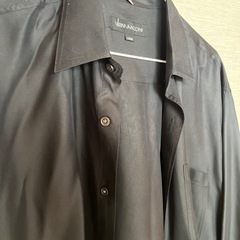 シルク100%のブラックシャツの画像