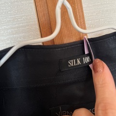 シルク100%のブラックシャツの画像