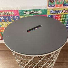 IKEAのワイヤーバスケット付きサイドテーブルは、IKEA/イケア KVISTBRO:収納テーブルの画像