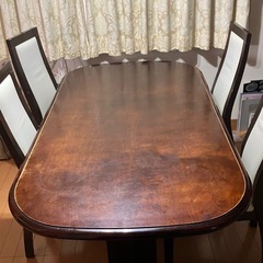 アンティークなテーブルと椅子の画像