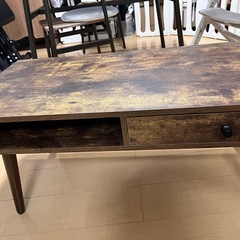 木製テーブルの画像