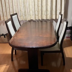 アンティークなテーブルと椅子の画像