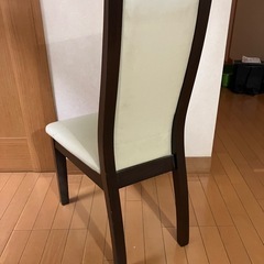 アンティークなテーブルと椅子の画像