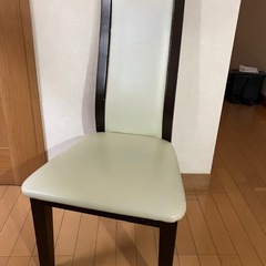 アンティークなテーブルと椅子の画像