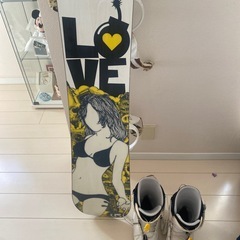 スノボ板とブーツの画像