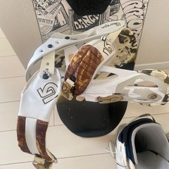 スノボ板とブーツの画像