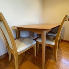 ダイニングテーブル  椅子3脚　レザー仕様の画像