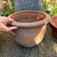 民族的な彫り物がしてある素焼きの植木鉢の画像