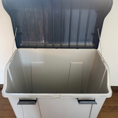 キャスター付き　大きなプラスチックケース　　衣装ケースの画像