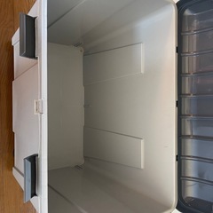 キャスター付き　大きなプラスチックケース　　衣装ケースの画像